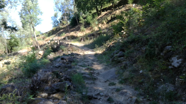 Acesso pedonal a zona fluvial