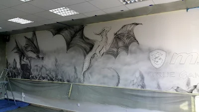 Graffiti 3D przedstawiające smoka, mural w szkole, malowanie smoka na ścianie jako reklama firmy MSI