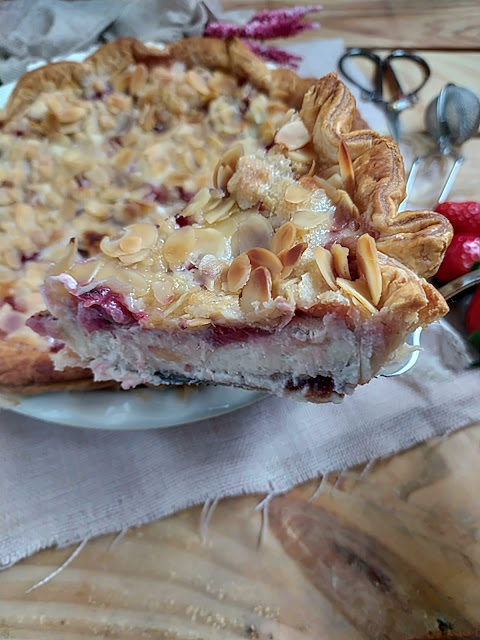 Receta de tarta de queso mascarpone con fresas y crumble de almendras. Tarta sbriciolata. Cheesecake. Postres para el día de la madre. Hojaldre Lidl Horno Cuca