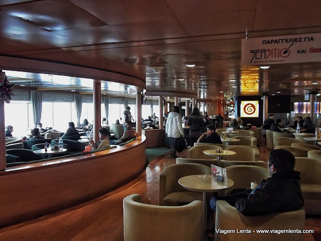 Um dos diferentes ambientes do navio de Atenas para Rodes
