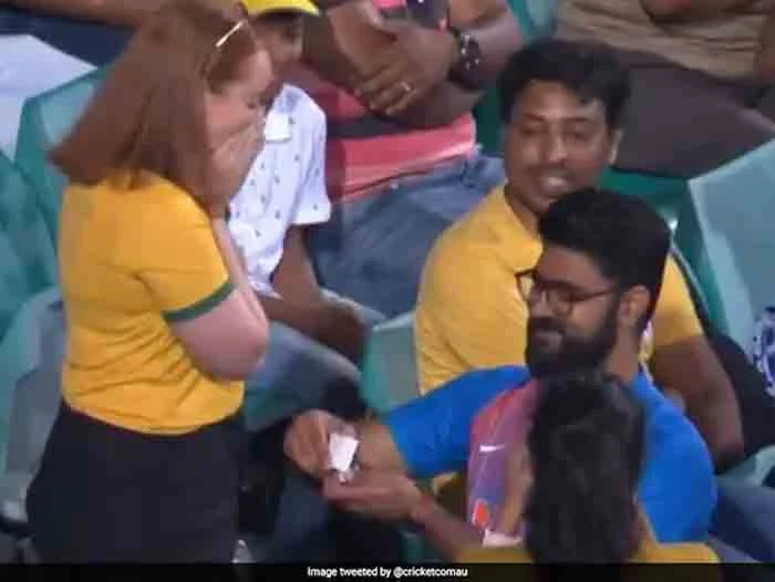 Australia vs India: India Supporter Proposes To Australia Fan During 2nd ODI. Watch, Sidney, News, Video, Cricket, Sports, Austria, Marriage, World