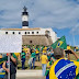 Manifestantes fazem ato pró-Bolsonaro no Farol da Barra, em Salvador