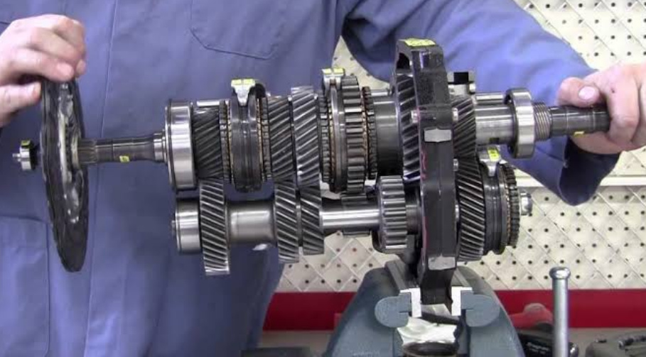 Kenali Gejala Transmisi Manual Mobil Bermasalah