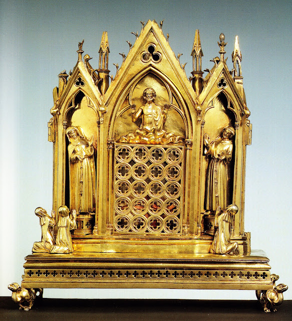 Η λειψανοθήκη με κομμάτι από τον άρραφο χιτώνα του Χριστού που διακρίνεται καθαρά μέσα από τη θυρίδα στο κάτω μέρος του εσωτερικής θήκης της λειψανοθήκης. Διαστάσεις λειψανοθήκης 28,5 Χ 24 Χ 9,5 εκ. Σύμφωνα με τα αρχεία της Βασιλικής του Αγίου Φραγκίσκου ήταν δώρο της γαλλίδας βασίλισσας (1284-1305) Ιωάννα της Ναβάρρας: Domina Johanna regina uxor quondam Phylippis regis Francie.