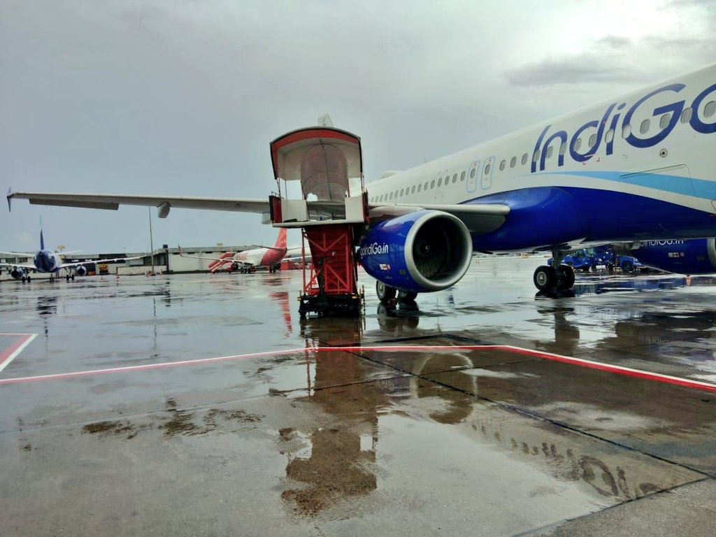 Ground Step Ladder of SpiceJet airlines crashed into an IndiGo Airbus A320 aircraft at Mumbai Airport. Ground Step Ladder of SpiceJet airlines crashed into an IndiGo Airbus A320 aircraft at Mumbai Airport.