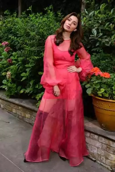 Beautiful Pictures of Mahira Khan Wearing Red Frock