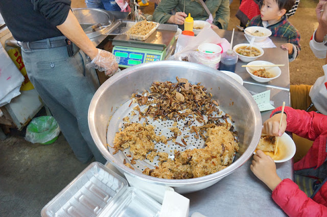 十甲黃昏市場│網友與食尚玩家推薦的麻豆李助碗粿就在新光市場美食中，油飯必點
