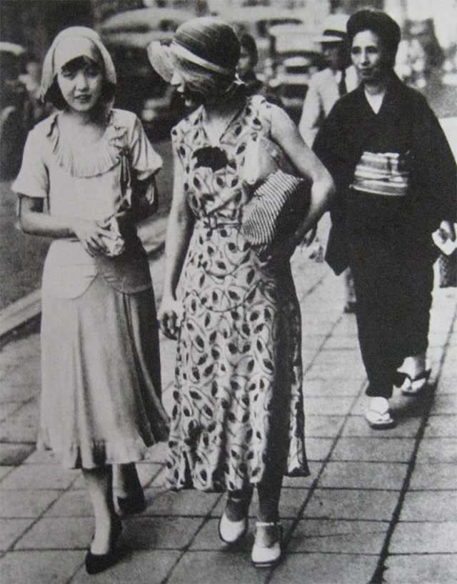 Pretty Mogas In The 19s Interesting Vintage Photos That Show Japanese Women Fashion In The Westernized Era Vintage Everyday