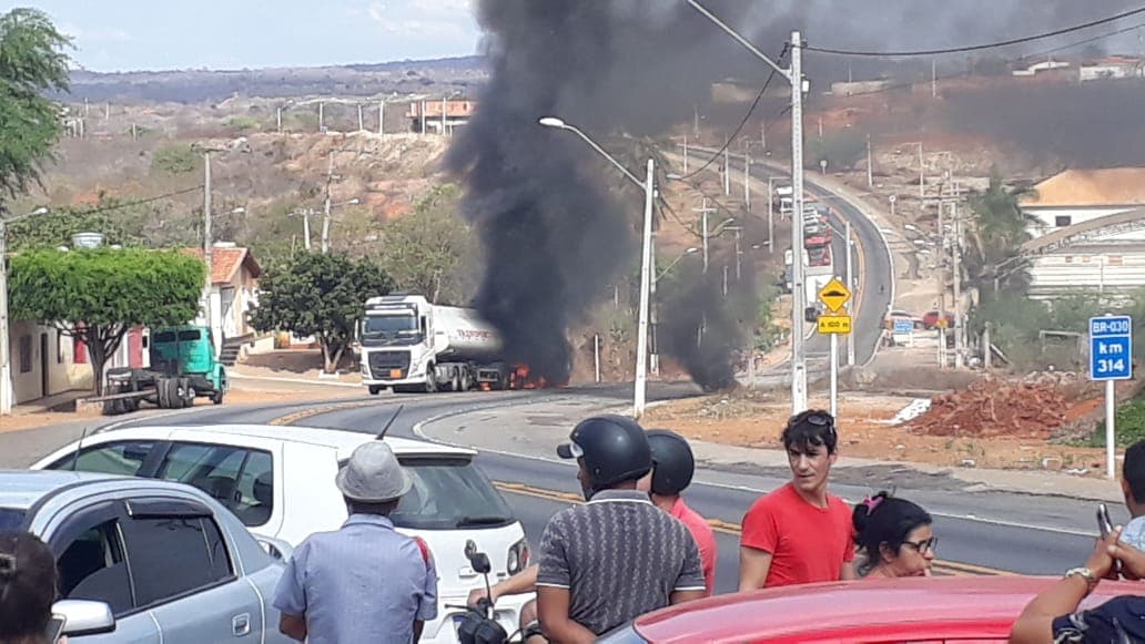 Carreta carregada de combustível pega fogo dentro do distrito de Ibitira na BR-030. Carreta carregada de combustível pega fogo dentro do distrito de Ibitira na BR-030.