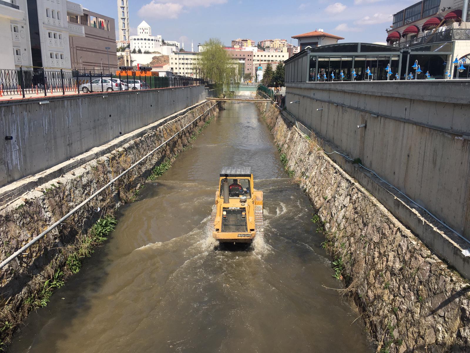 KEÇİÖREN BELEDİYESİ GÜMÜŞDEREYİ TEMİZLİYOR