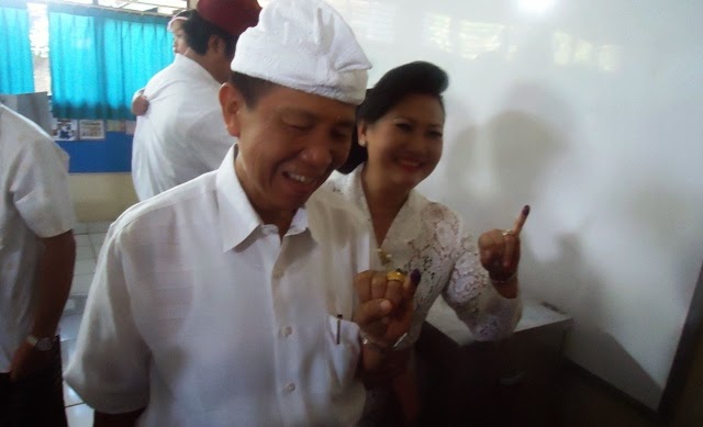 Coblosan, Gubernur Pastika Ajak Anak Istri Berpakaian Adat
