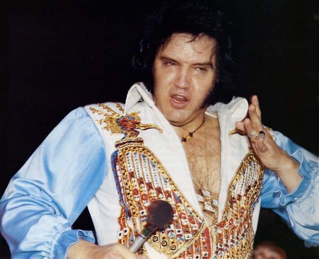 Elvis gallery images on stage 70s.