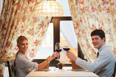 Where are this couple having dinner together? (image)