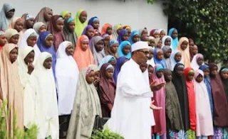 Rais Buhari Akutana na Wasichana 106 Walioachwa Huru na Boko Haramu Nigeria