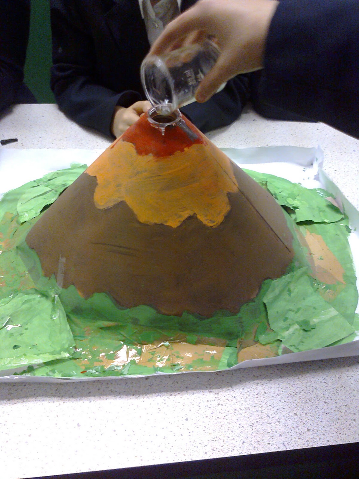 How are volcanoes formed image