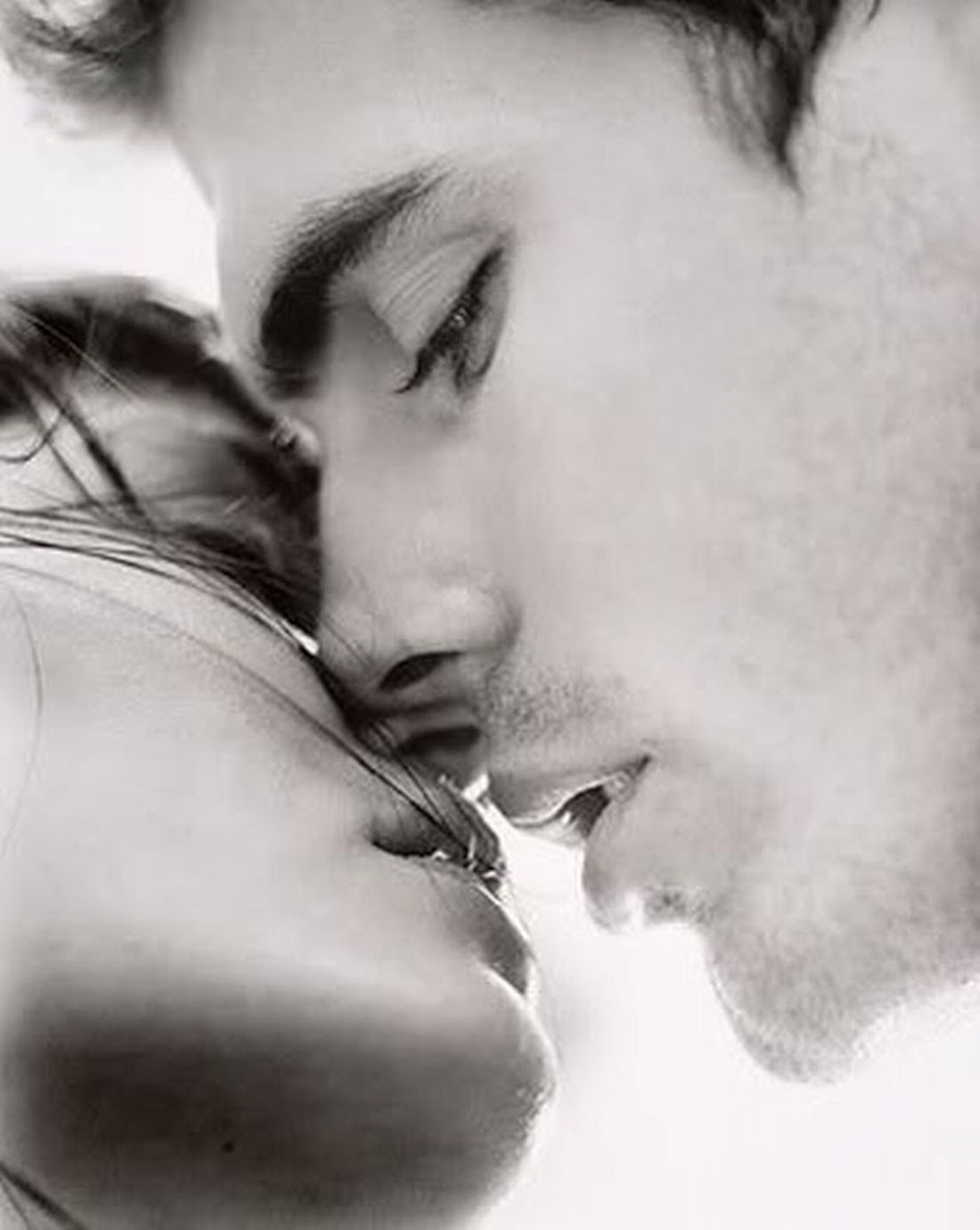 По твоим губам по твоим щекам. Нежный поцелуй. Красивый поцелуй. Страстные поцелуи. Поцелуй картинки красивые.