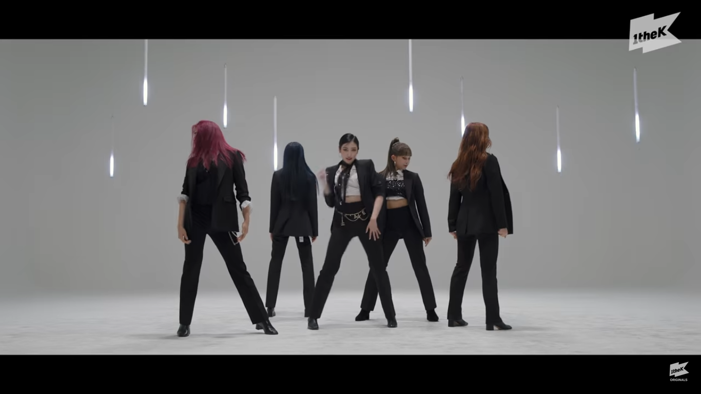 SECRET NUMBER Presents "Got That Boom" Dance Performance in a Suit