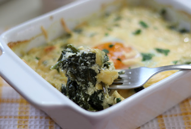 Шпинат запеченный со сливками, сыром и яйцом