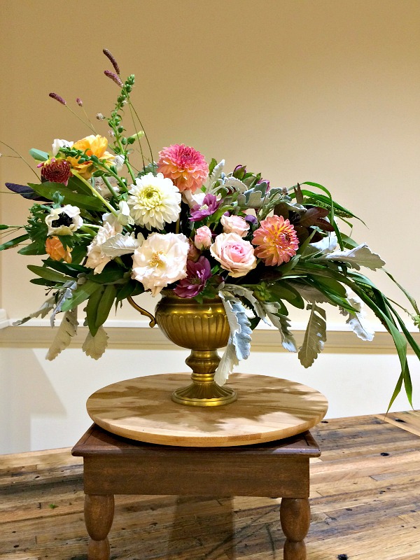 HOW TO ARRANGE FLOWERS LIKE A PRO (TIPS FOR MAKING