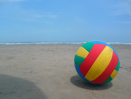 Bola colorida na areia da praia. By Eliseu Antonio Gomes