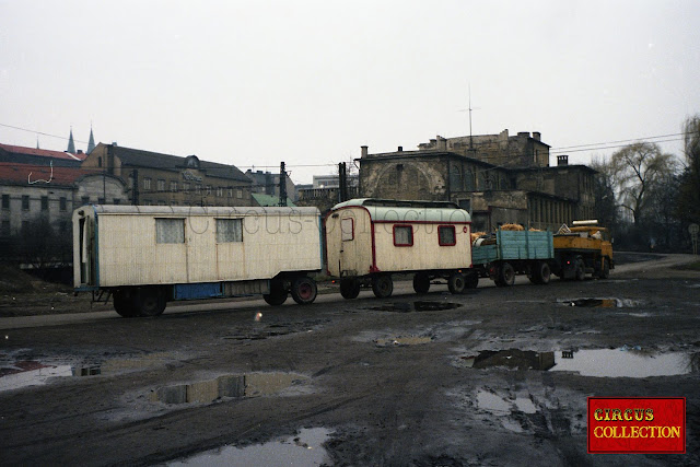 Convois,  un camion et deux roulottes du cirque Slovan