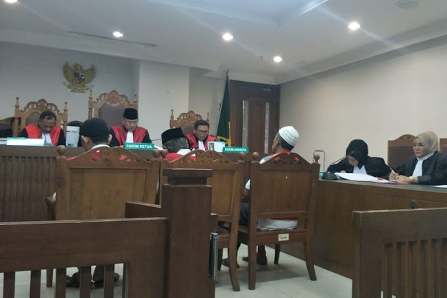 5 terdakwa kerusuhan 21- 22 Mei disidangkan di Pengadilan Negeri Jakarta Pusat, Senin (16/09/2019). 2 dari 3 terdakwa yaitu Surya Gumala Cibro dan Hendri Siamrosa. Keduanya kader Front Pembela Islam (FPI) asal Riau. Adapun 3 lainnya yaitu Yayan Hendrayana, Iskandar Hamid, dan Obby Nugraha. Mereka ialah kader kader Partai Gerindra asal Tasikmalaya.
