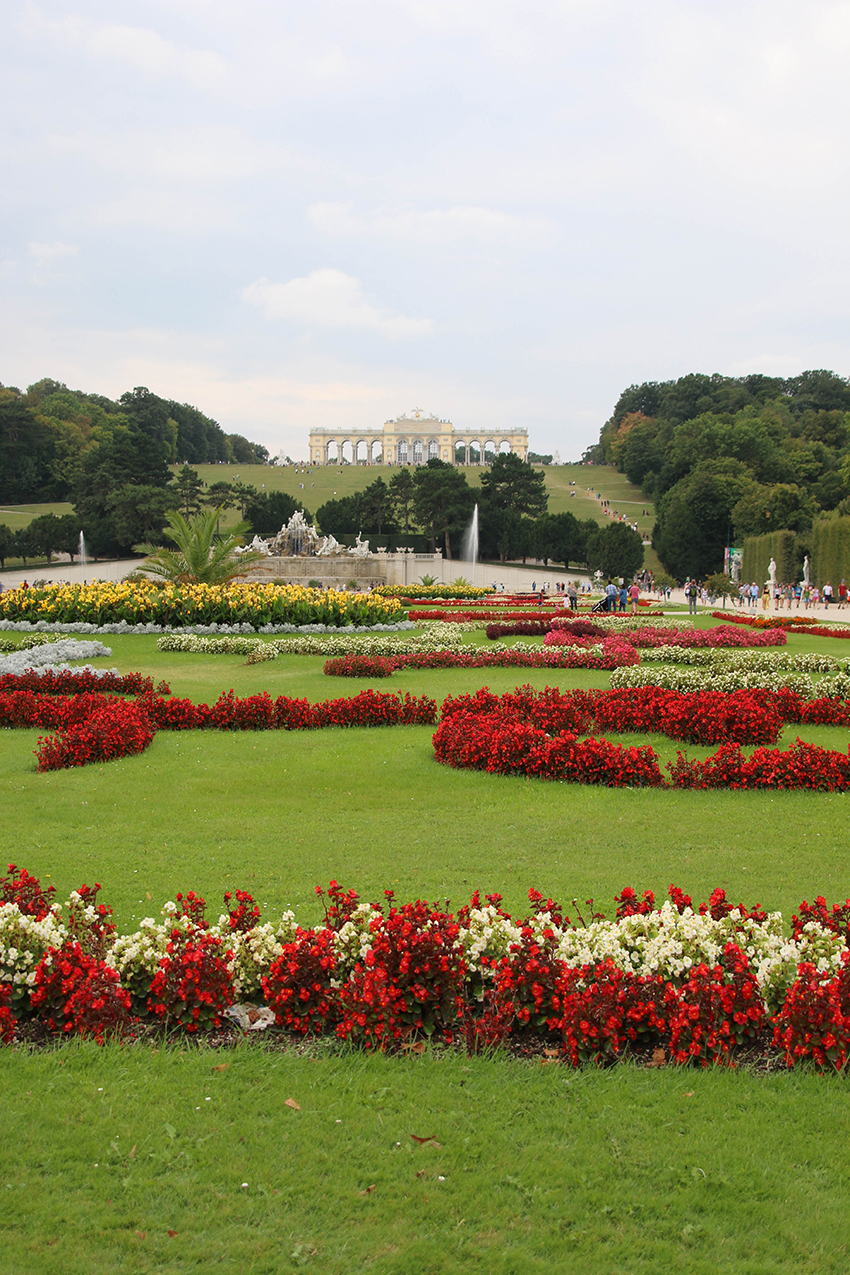 Schlosspark Schönbrunn mit Gloriette Schlosspark Schönbrunn mit Gloriette