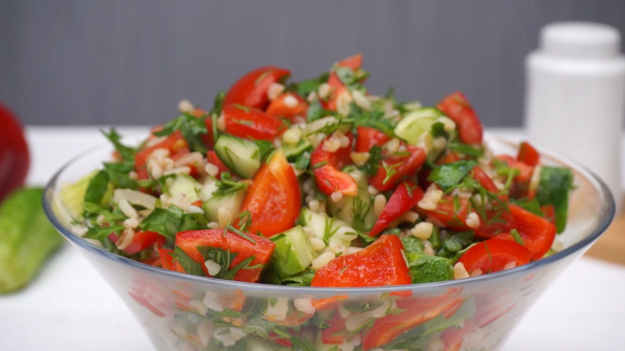 Салат без помидоров рецепт простой. Салат с булгуром и помидорами. Салат с баклажанами и булгуром. Салат из булгура с помидорами и огурцами. Салат изумительный фото.