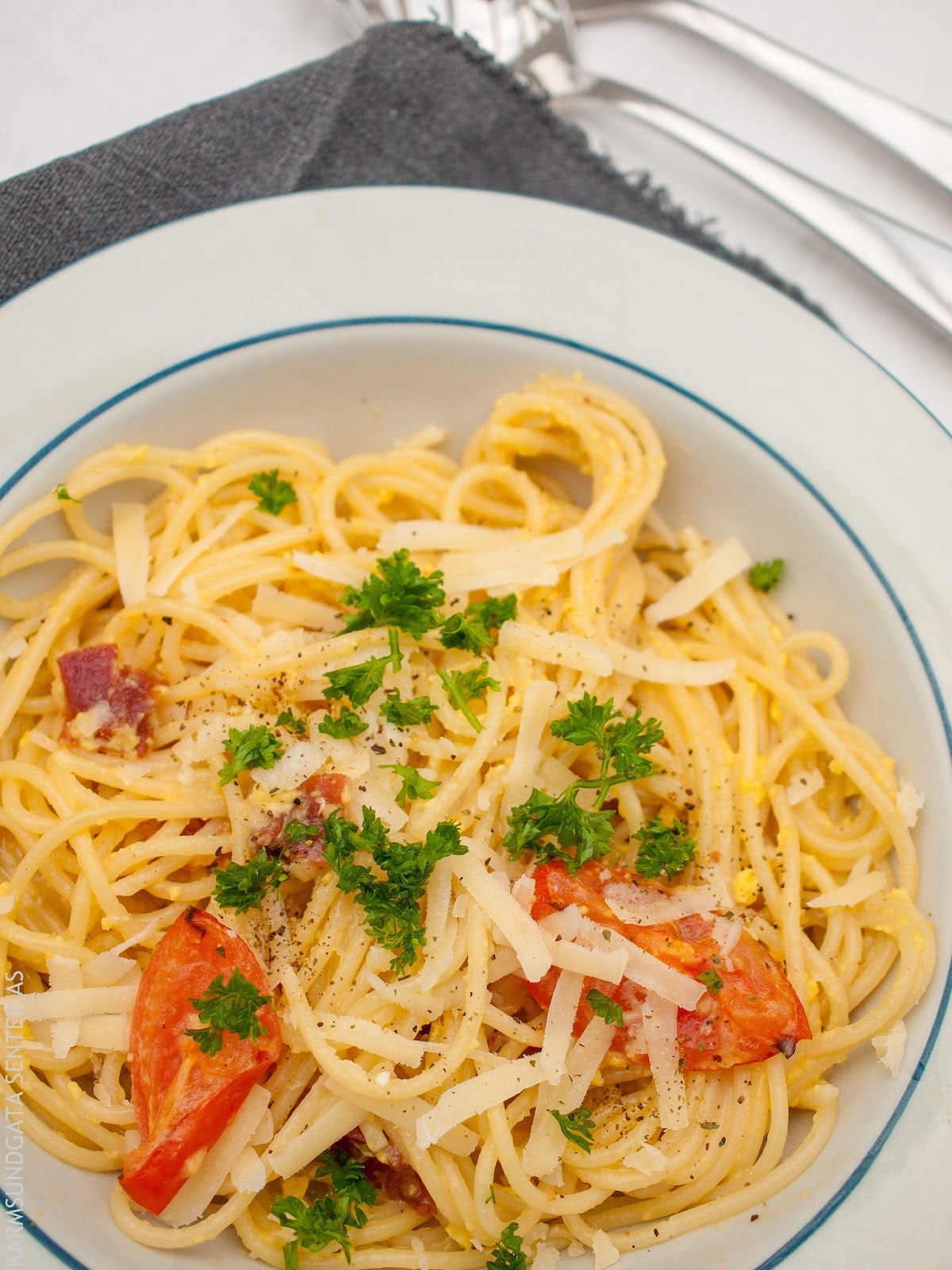Spaghetti carbonara med tomater og persille