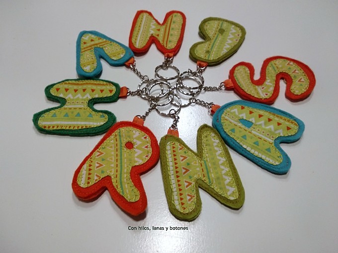 Con hilos, lanas y botones: Llaveros con iniciales