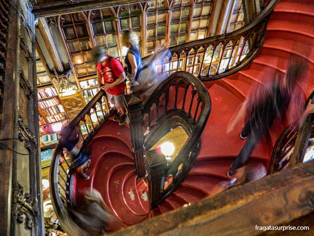 A famosa escadaria da Livraria  Lello & Irmão, que inspirou Harry Potter, no Porto, Portugal