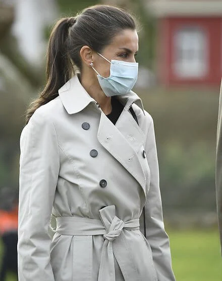 Queen Letizia wore a trench coat and cashmere sweater by Hugo Boss. Crown Princess Leonor wore a new checked coat by Springfield. Infanta Sofia