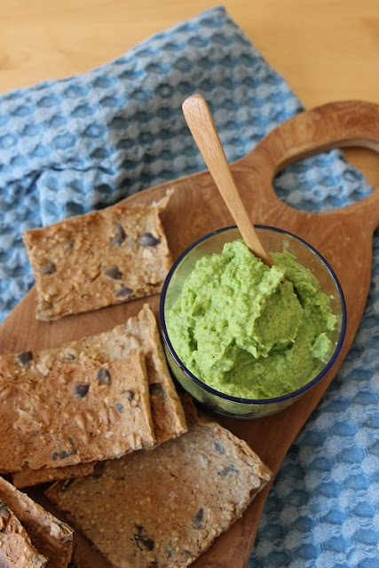 Gastbeitrag: Knäckebrot mit Erbsendip für ein perfektes Picknick. Toll für unterwegs mit Kindern!