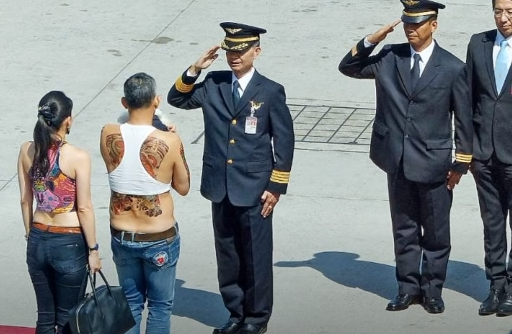 Король тайланда в майке