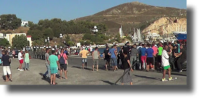 ΛΕΡΟΣ: Ο νόμος στα χέρια των πολιτών - Μάχη σώμα με σώμα με τους μετανάστες [VIDEO]  