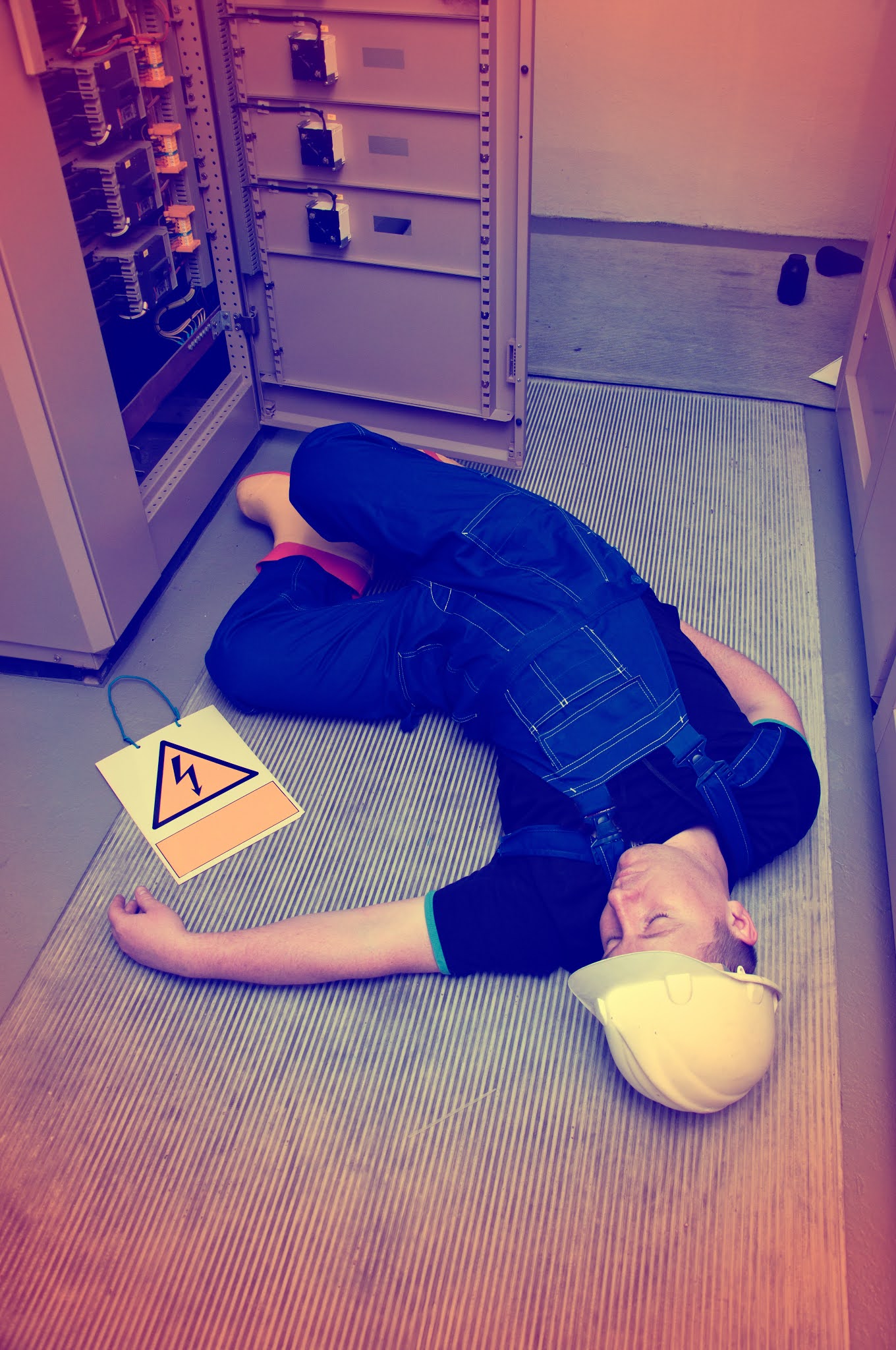 PRIMEROS AUXILIOS EN CASO DE ELECTROCUCIÓN SEGURIDAD CON LA ELECTRICIDAD