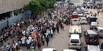 Jalanan Depan Bawalsu Ri Di penuhi Massa Pendemo ℹ️Berita Jalanan Depan Bawalsu Ri Di penuhi Massa Pendemo Jakarta 10/5/2019 tadi Siang pukul 13.35 WIB,keadaan di area depan Bawalsu RI,Jalan MH Thamrin,Jakarta Pusat ,di penuhi oleh Aksi Massa Pendemo,Satu persatu Jumlah massa tersebut seakan bertambah mendatangi lokasi. photo massa pendemo Namun kebanyakan dari mereka masih menunggu di area Sarinah. Trotoar Sarinah pun terlihat dipenuhi massa. Sedangkan aparat gabungan juga telah membentuk barisan di belakang kawat berduri. Massa tampak membawa poster dengan berbagai tulisan kata-kata tuntutan. Sebagian massa juga mengibarkan bendera Merah Putih. Pengamanan aparat tidak hanya dilakukan di depan Bawaslu. Namun terlihat juga mereka berjaga di gedung Sarinah. Jembatan penyeberangan orang pun kini disterilkan oleh aparat untuk sementara. Adapun kondisi lalu lintas di Jalan MH Thamrin terpantau padat. Jalan hanya bisa dilewati satu mobil lantaran massa yang datang memenuhi badan dan ruas jalan.