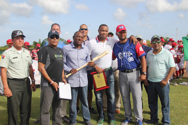 Reconocen a David Ortiz y a Francisco Cordero en inauguración de torneo de béisbol en Punta Cana 