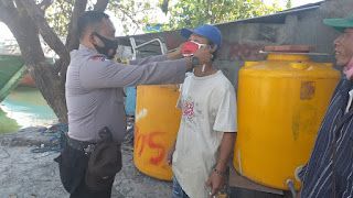 Putus Mata Rantai Covid 19 di Barrang Caddi, Bhabinkamtibmas: "Ayo Pakai Masker"
