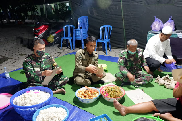 KodimKaranganyar – Kejar Target Untuk Sahur Warga Yang Terdampak Cobid 19, TNI, Polri dan Satpol PP Kompak Bungkus Nasi
