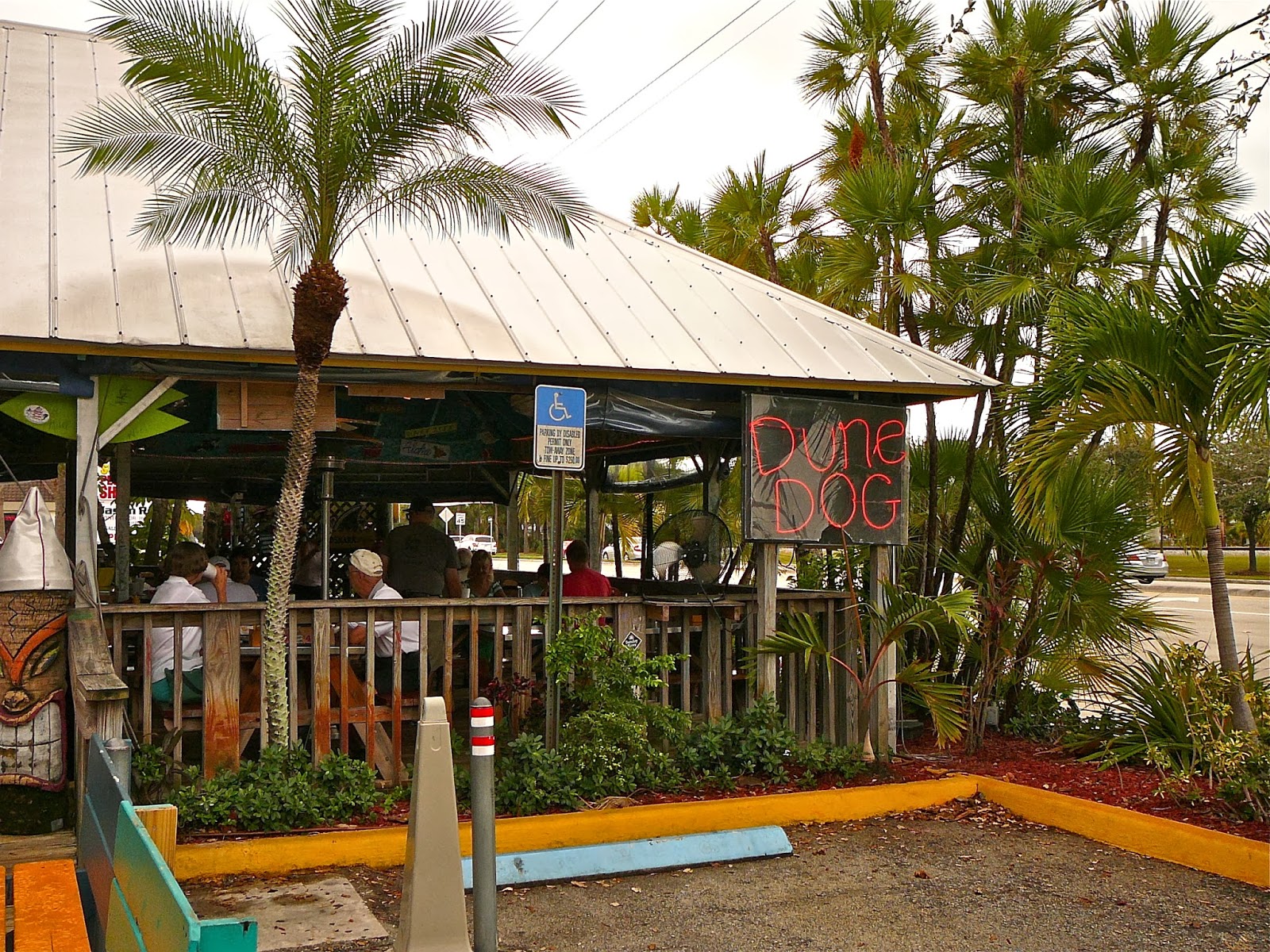 Bill Cianci's (Mostly) Burger Reviews Dune Dog, Jupiter, Florida