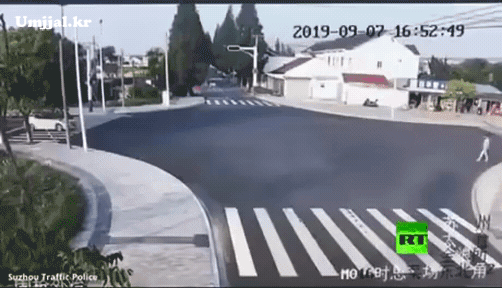 길을 건너는 올바른 방법_1.gif