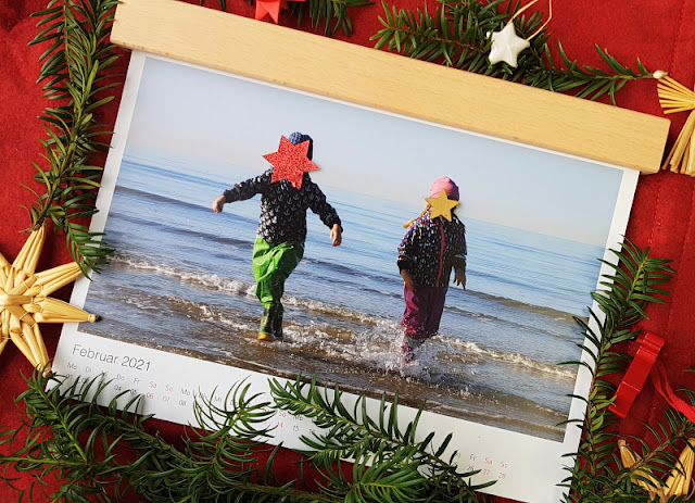 Wundervolle Fotogeschenke zu Weihnachten. Wandkalender mit edlen Holzblenden und persönlichen Bildern sind tolle Geschenke!