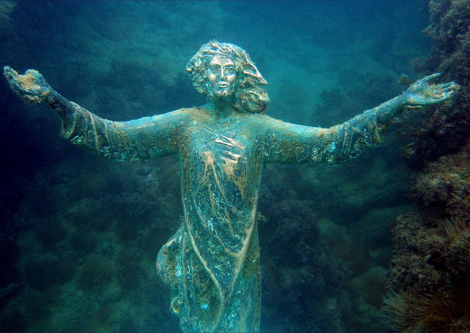 C'è una statua sotto il mare...