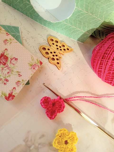 Formas de hacer etiquetas colgantes con florecitas de ganchillo, mariposas de madera, botones de colores y flores prensadas