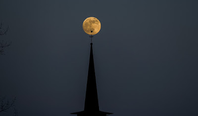 https://pixabay.com/en/moon-church-night-architecture-3944368/