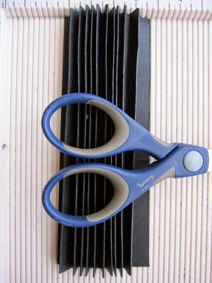 paso 4 tutorial mini-álbum scrapbook, se ve cómo queda el interior del lomo una vez pegada la cinta adhesiva de doble cara