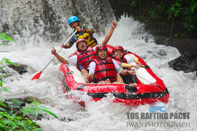 serunya rafting di pacet jawa timur