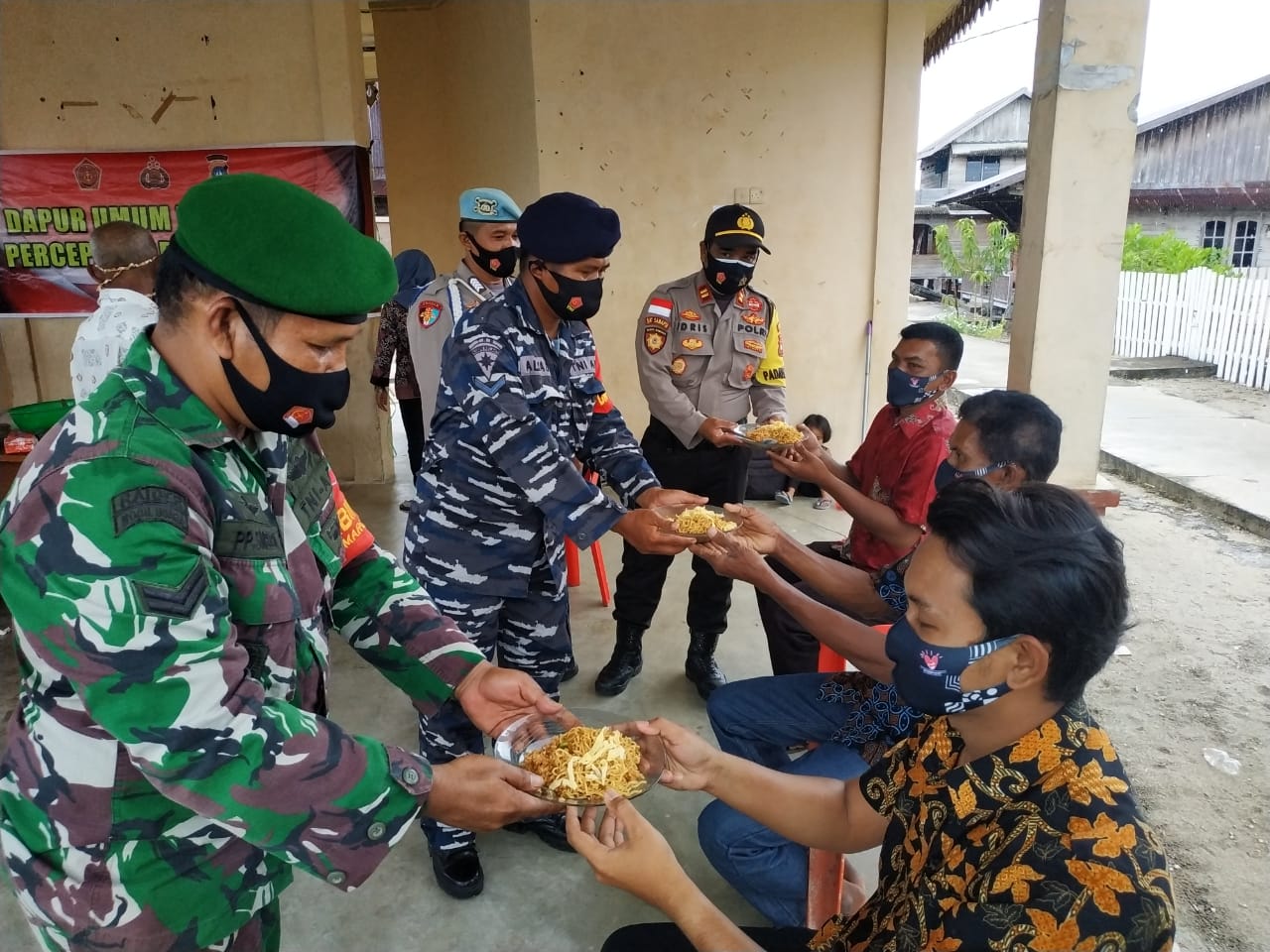 Bentuk Kehadiran Polri Ditengah Pandemi Covid-19, Polsek Singkep Barat Dirikan Dapur Umum di Desa Marok Tua