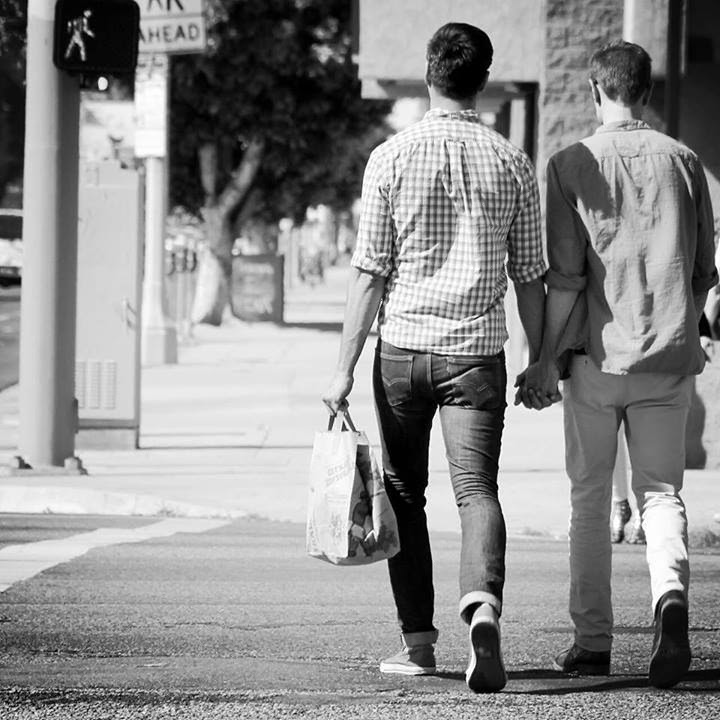 идут как то два мужика. двое на дороге. стильные пары. два человека уходят. идут как то два мужика.